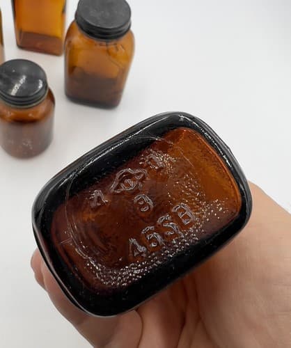 Lot of 5 Early Amber Apothecary Medicine Bottles with lids Early 1900's - Thumbnail 4