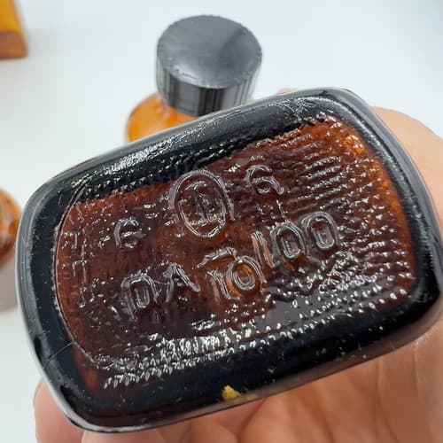 Lot of 5 Early Amber Apothecary Medicine Bottles with lids Early 1900's - Thumbnail 6