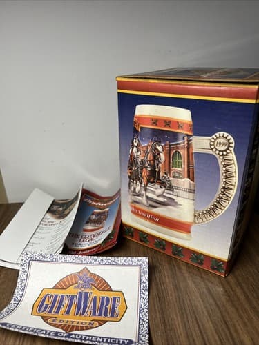 20TH ANNIVERSARY EDITION 1999 BUDWEISER HOLIDAY STEIN "A CENTURY OF TRADITION" - Thumbnail 3