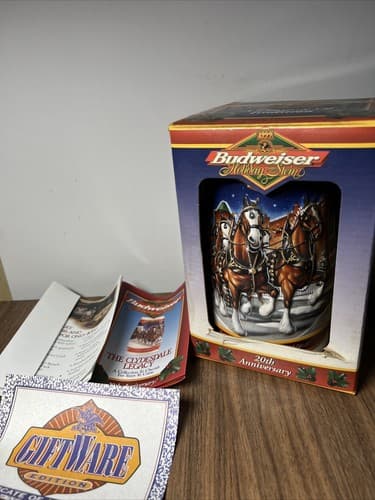 20TH ANNIVERSARY EDITION 1999 BUDWEISER HOLIDAY STEIN "A CENTURY OF TRADITION" - Thumbnail 2