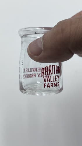 VINTAGE 1950 RARITAN VALLEY FAMRS SOMMERVILLE NJ DAIRY MINIATURE MILK BOTTLE - Thumbnail 2