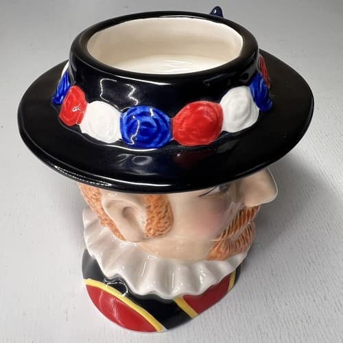 James Sadler Teapot, Characters of England Series, the Beefeater - Thumbnail 2