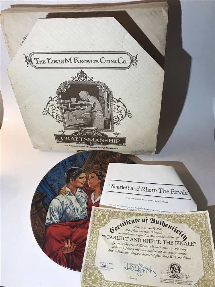 KNOWLES COLLECTOR PLATE "Scarlett and Rhett " GONE WITH THE WIND Vintage - Thumbnail 2