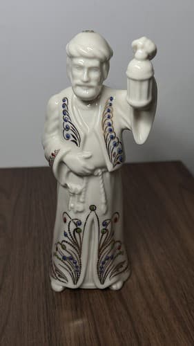 LENOX Nativity CHINA JEWELS INNKEEPER Holding Lantern Excellent Condition