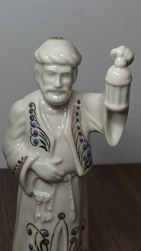 LENOX Nativity CHINA JEWELS INNKEEPER Holding Lantern Excellent Condition - Thumbnail 5