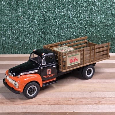 CUSTOM CHROME, 1/34 FIRST GEAR 1951 FORD F-6 FULL RACK STAKE TRUCK 18-1161