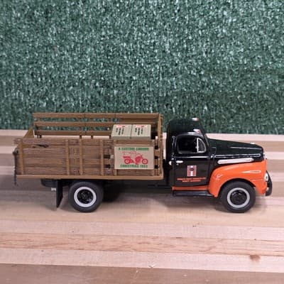 CUSTOM CHROME, 1/34 FIRST GEAR 1951 FORD F-6 FULL RACK STAKE TRUCK 18-1161 - Thumbnail 5