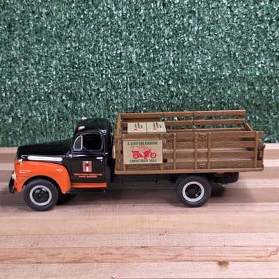 CUSTOM CHROME, 1/34 FIRST GEAR 1951 FORD F-6 FULL RACK STAKE TRUCK 18-1161 - Thumbnail 2