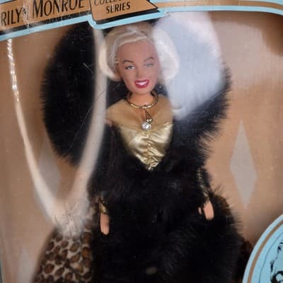 Marilyn Monroe Collectors Series #5 Fur Fantasy Marilyn Doll - Vintage 1993 New - Thumbnail 5