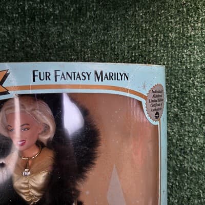 Marilyn Monroe Collectors Series #5 Fur Fantasy Marilyn Doll - Vintage 1993 New - Thumbnail 3