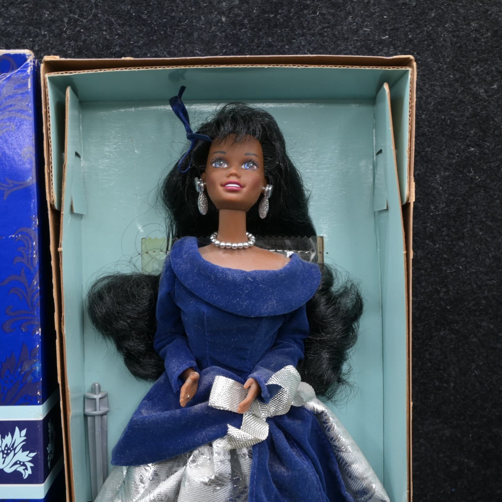 Barbie Avon Winter Velvet First Series African American #15587 1995 New - Thumbnail 2