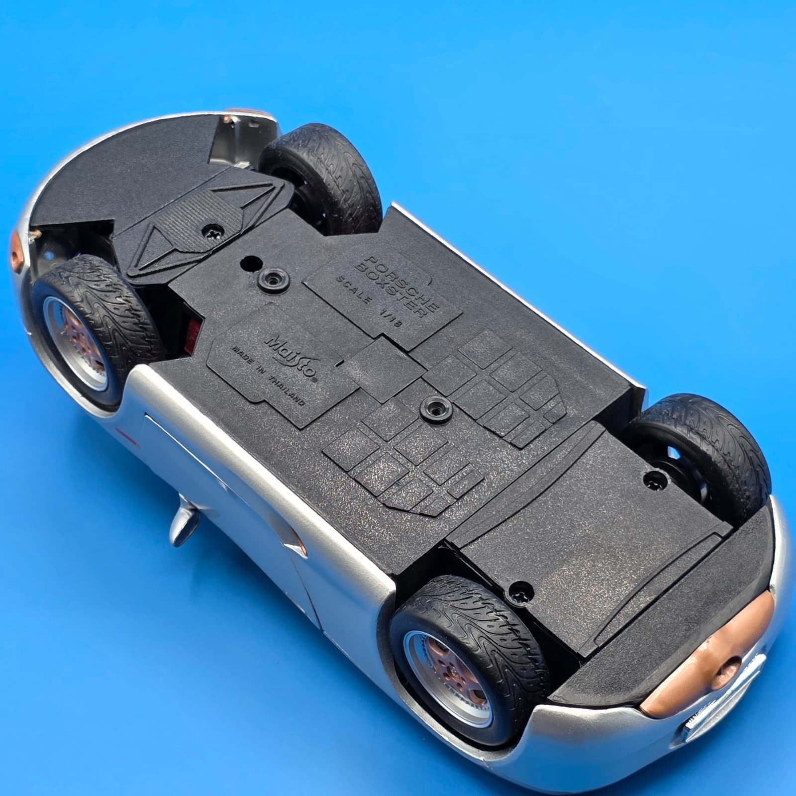 Maisto - Porsche Boxster (Silver/Red) 1:18 - Thumbnail 3