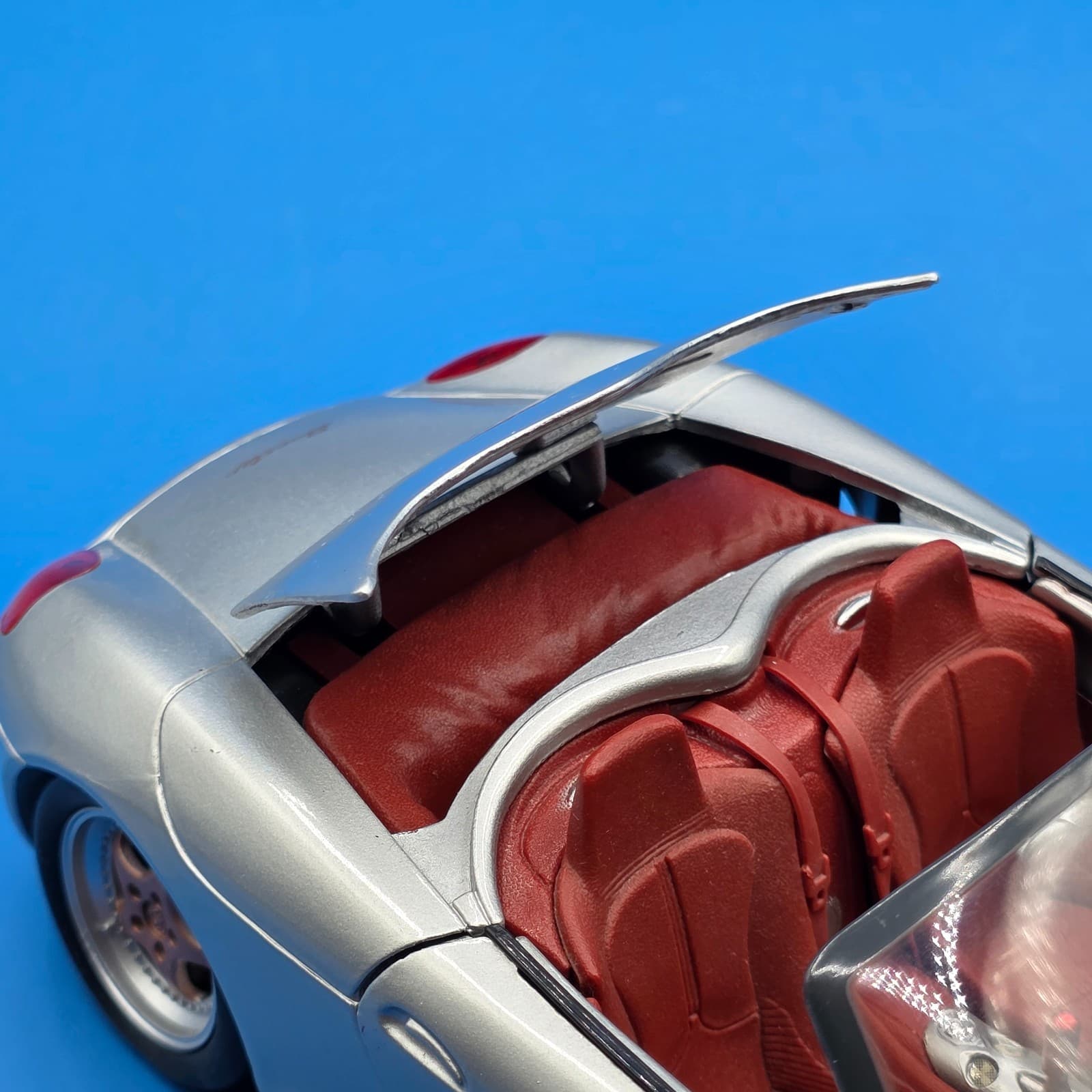 Maisto - Porsche Boxster (Silver/Red) 1:18 - Thumbnail 4