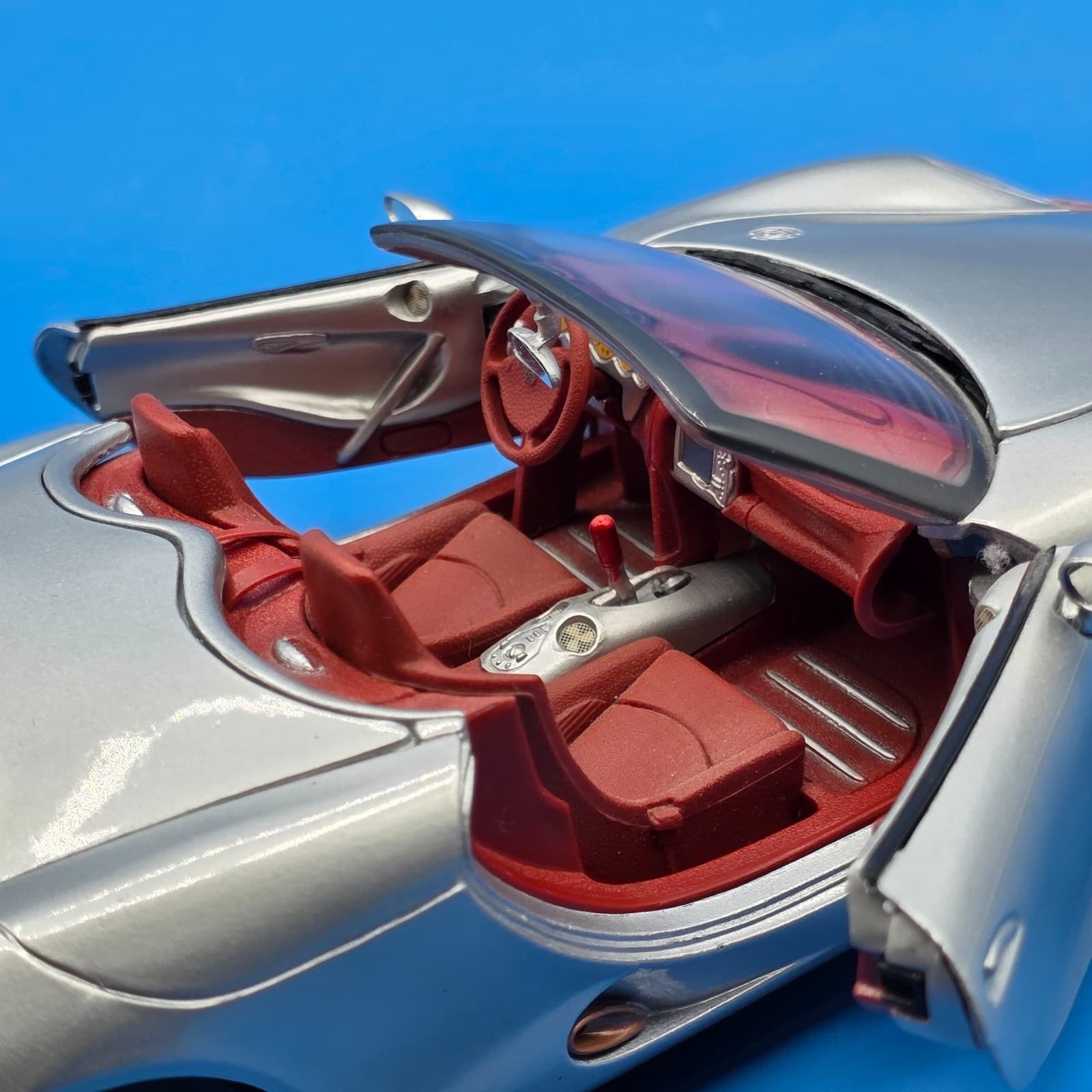 Maisto - Porsche Boxster (Silver/Red) 1:18 - Thumbnail 6