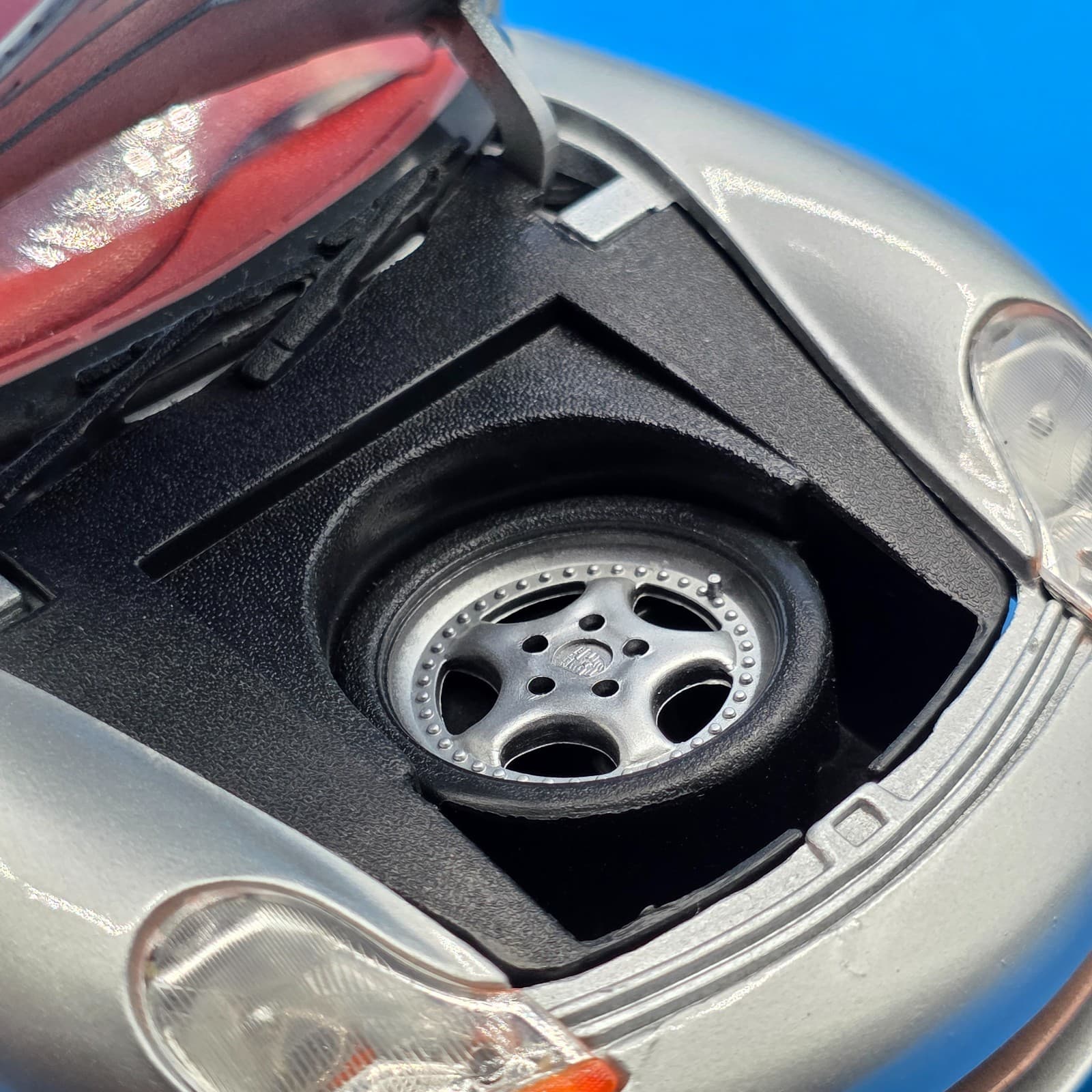 Maisto - Porsche Boxster (Silver/Red) 1:18 - Thumbnail 5