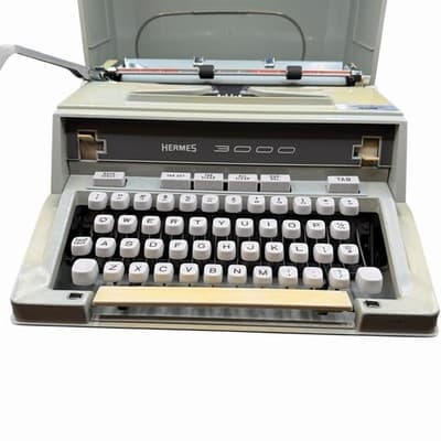 Vintage 1970s Hermes 3000 Typewriter w Cover Tested And Working - Thumbnail 4
