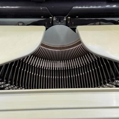 Vintage 1970s Hermes 3000 Typewriter w Cover Tested And Working - Thumbnail 7