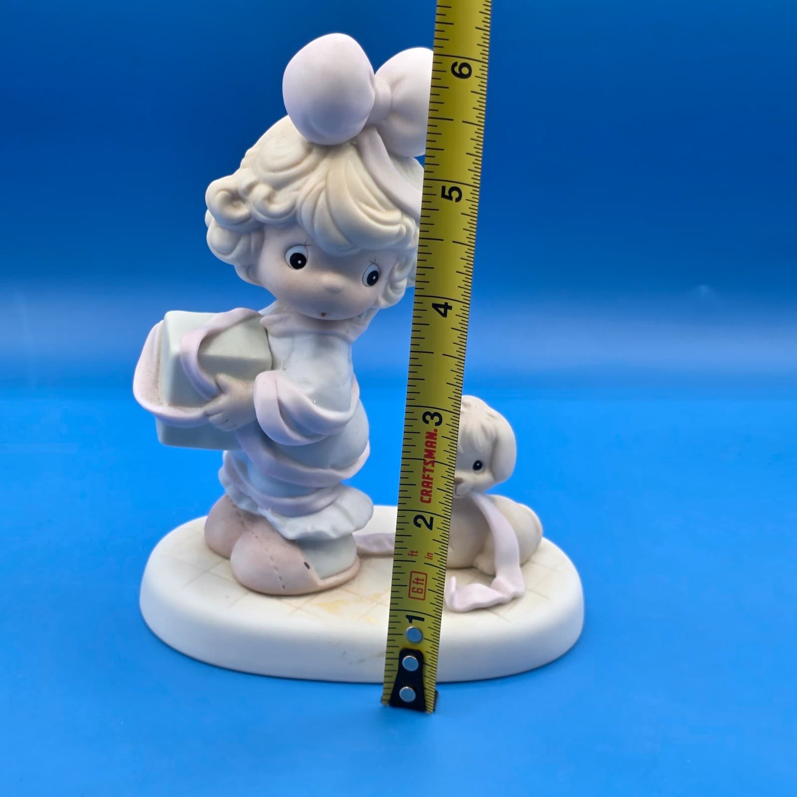 Precious Moments 1993 Tied up for The Holidays 527580 Girl Holding Present vtg - Thumbnail 2