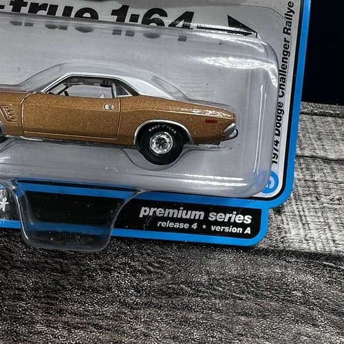 AUTO WORLD 1:64 1974 DODGE CHALLENGER RALLYE (GOLDEN HAZE) MODEL AWSP117A-5E - Thumbnail 3