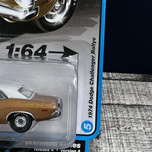 AUTO WORLD 1:64 1974 DODGE CHALLENGER RALLYE (GOLDEN HAZE) MODEL AWSP117A-5E - Thumbnail 2
