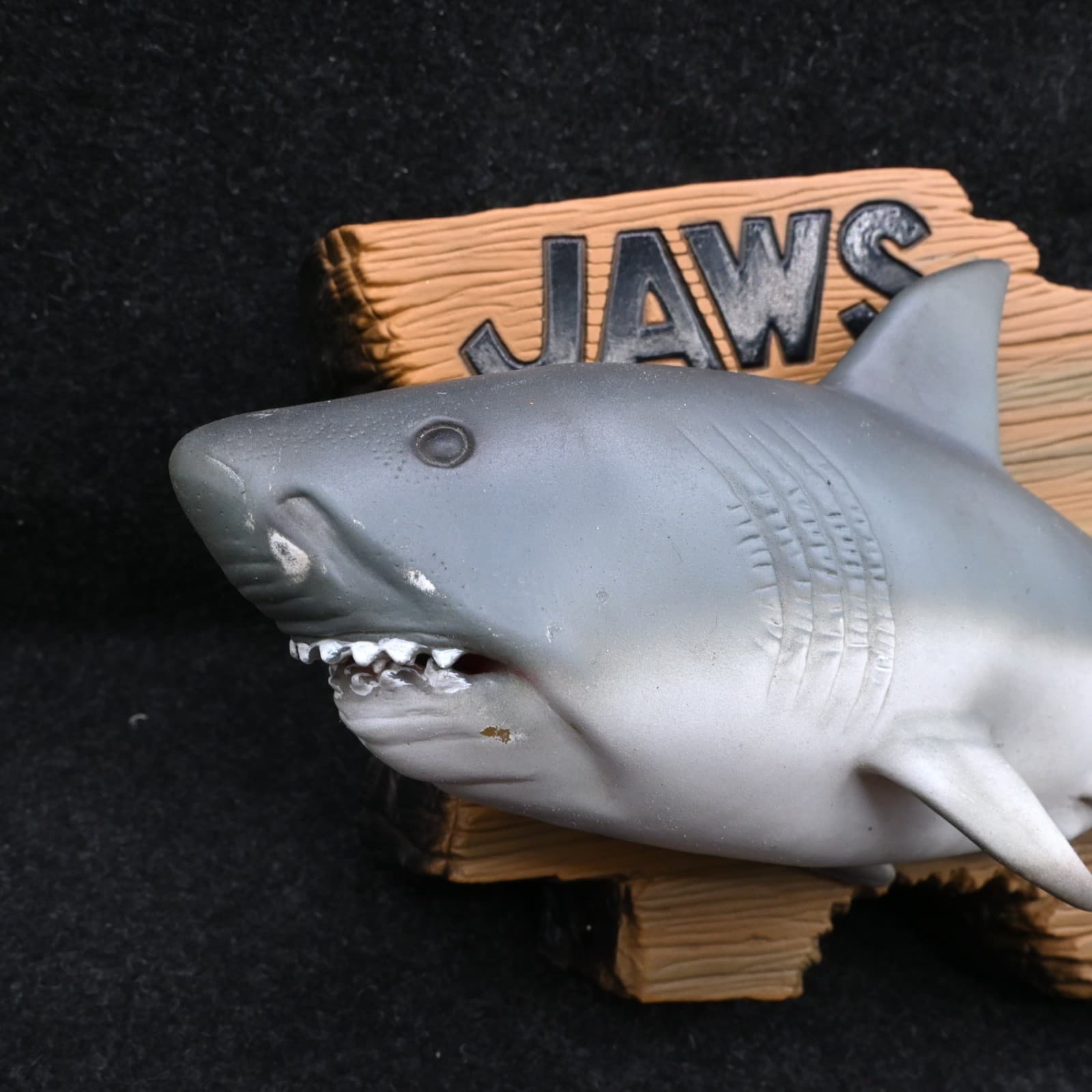 NO DANCING JAWS Universal Studios Gemmy Singing SHARK Wall Plaque Animatronic - Thumbnail 4