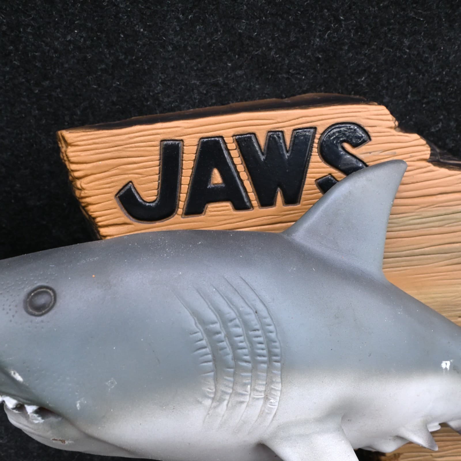 NO DANCING JAWS Universal Studios Gemmy Singing SHARK Wall Plaque Animatronic - Thumbnail 3