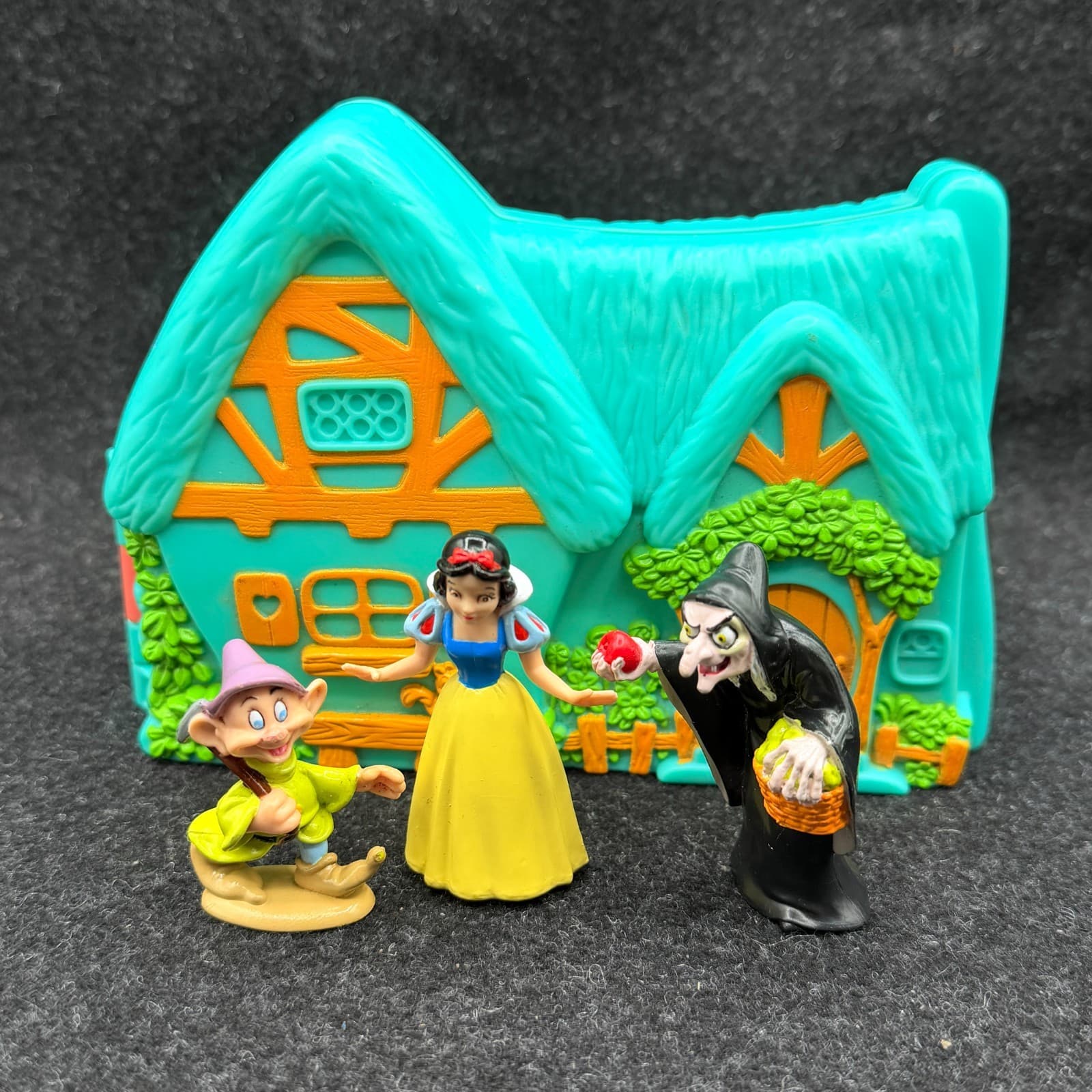 Vintage Mattel 1993 Disney's Snow White Cottage with 3 Figures