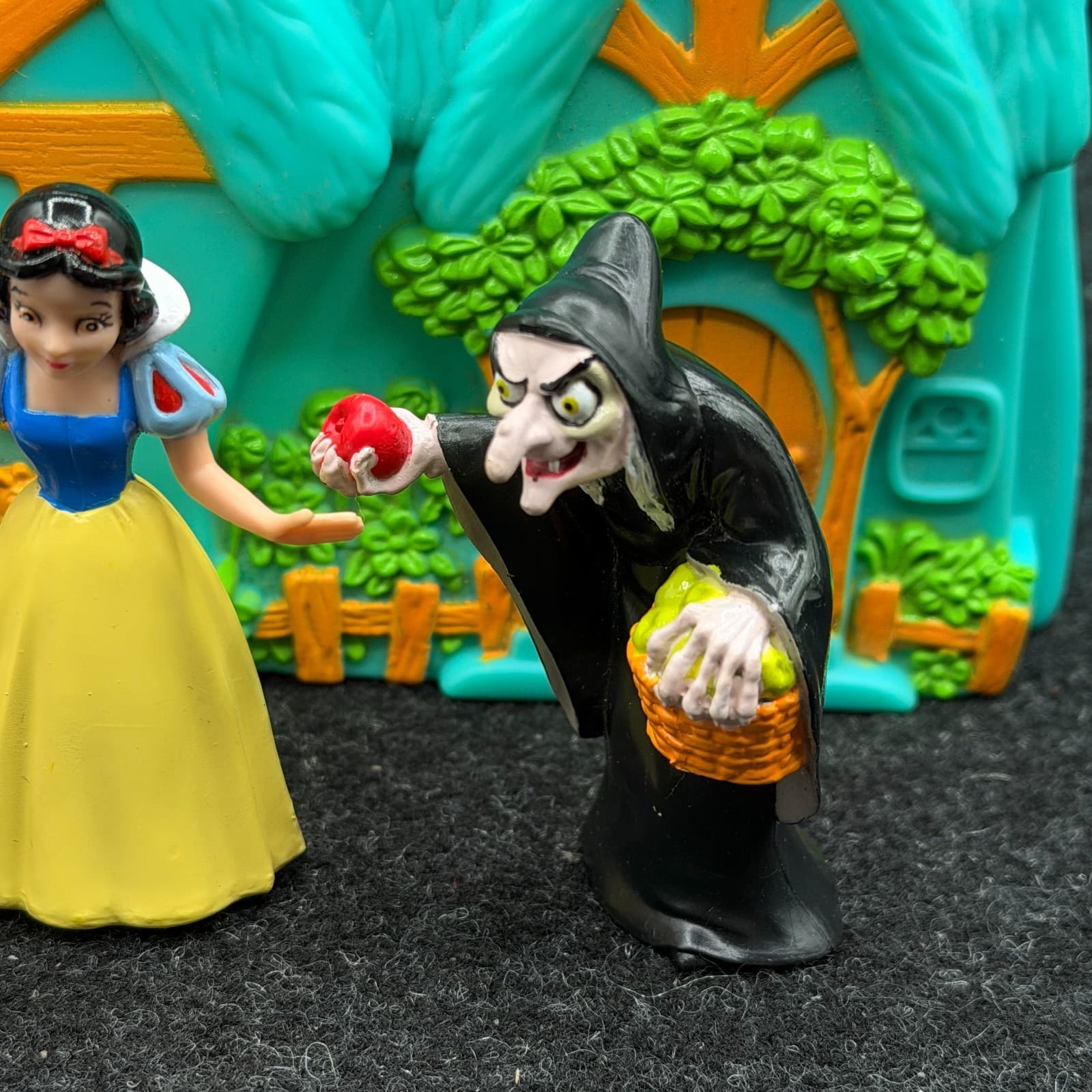 Vintage Mattel 1993 Disney's Snow White Cottage with 3 Figures - Thumbnail 2
