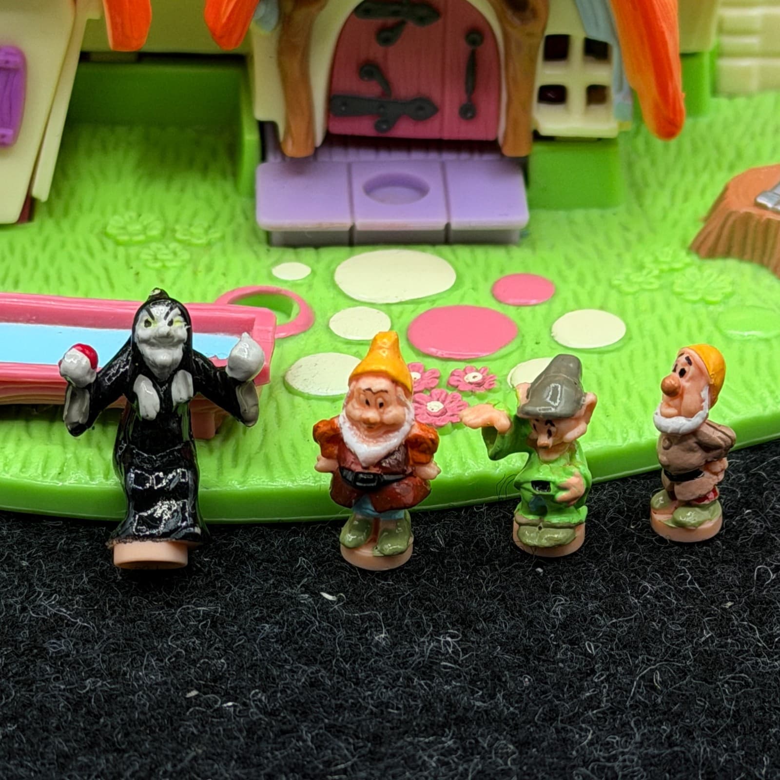 VTG Bluebird Polly Pocket Disney Snow White and the Seven Dwarfs Cottage Figures - Thumbnail 2