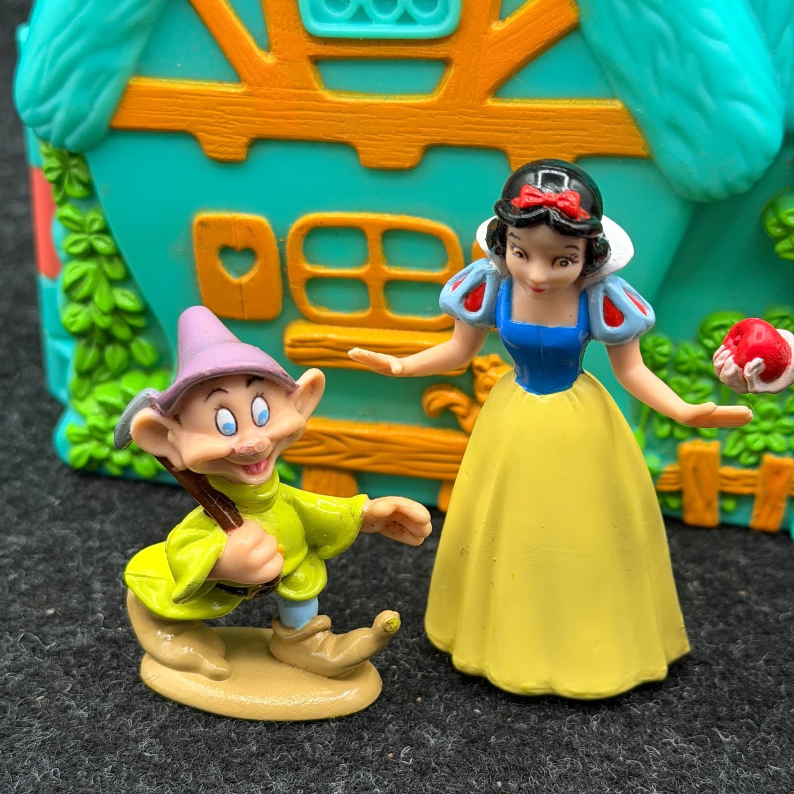 Vintage Mattel 1993 Disney's Snow White Cottage with 3 Figures - Thumbnail 12