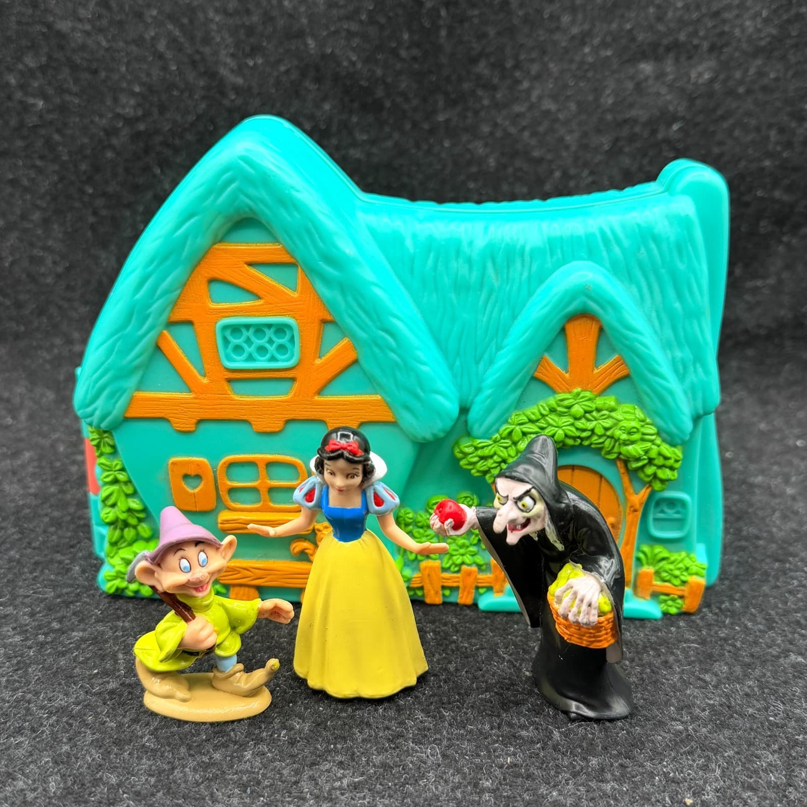Vintage Mattel 1993 Disney's Snow White Cottage with 3 Figures - Thumbnail 11