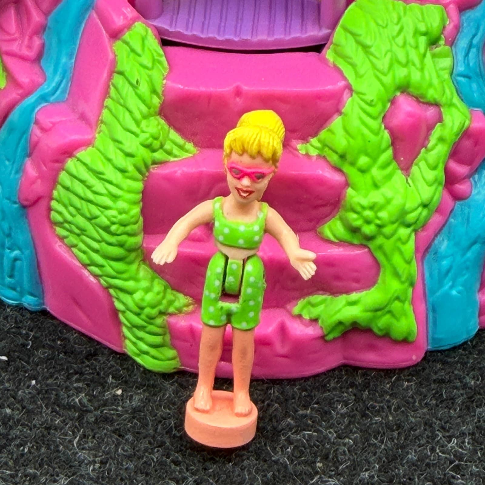2000 Polly Pocket Vintage Pink Tropical Pets Compact & 1 Figure Bluebird Playset - Thumbnail 2