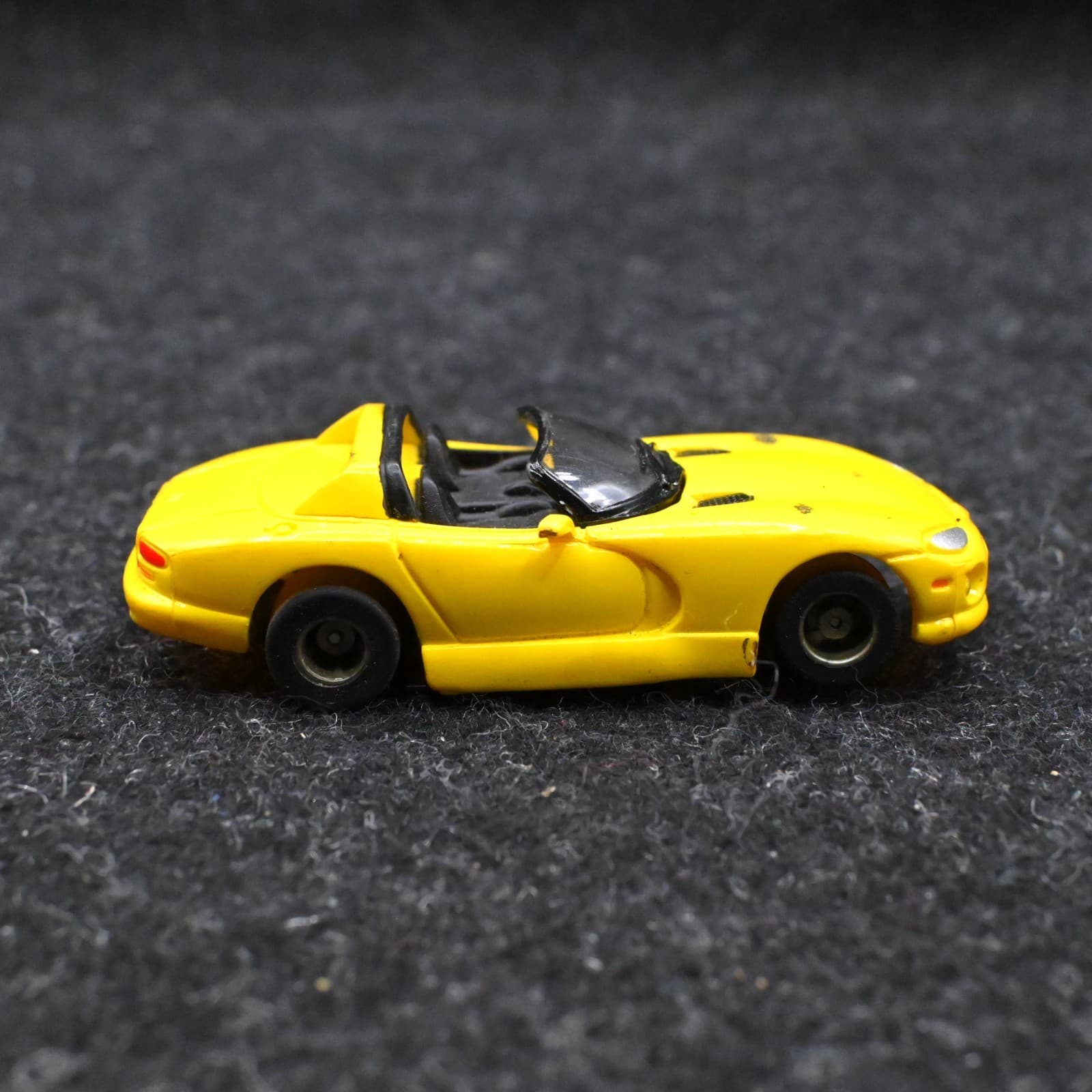 Vintage TYCO Yellow Dodge Viper HO Slot Car 440-X2 Chassis - Thumbnail 4