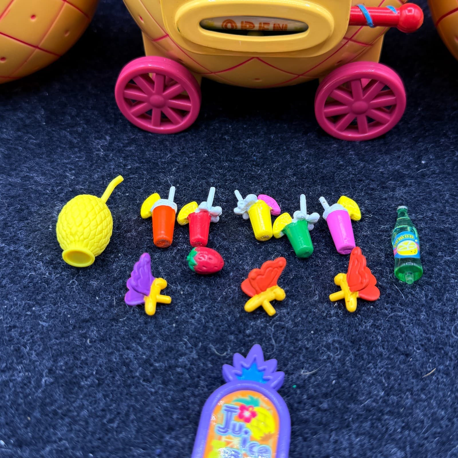 2001 Tan Hello Kitty Dream World Pineapple Tropical Juice Bar & accessories - Thumbnail 3