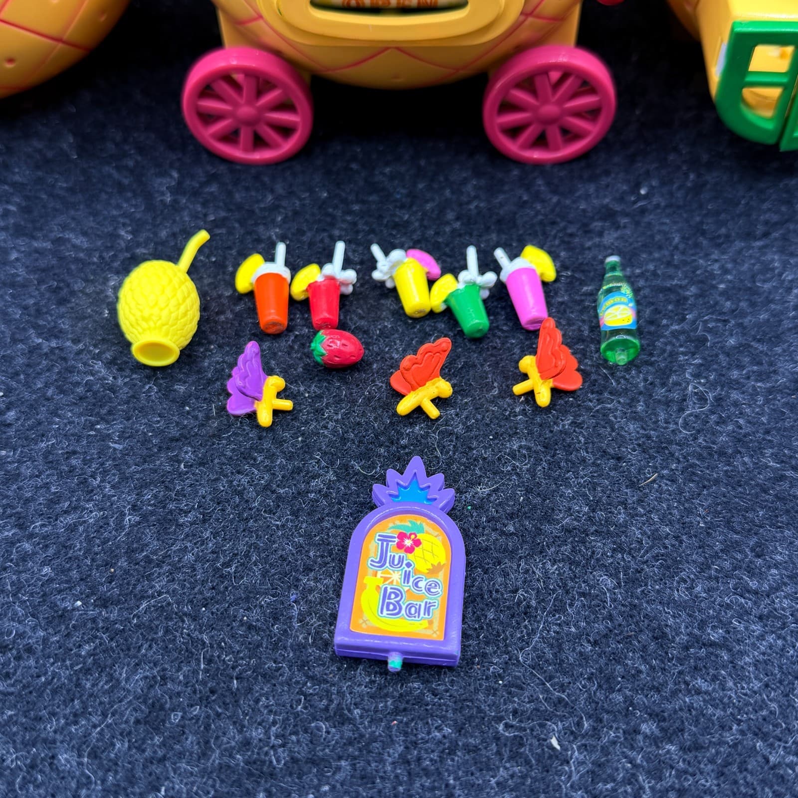 2001 Tan Hello Kitty Dream World Pineapple Tropical Juice Bar & accessories - Thumbnail 2