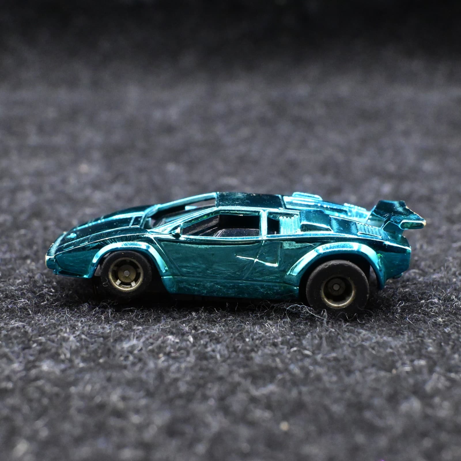 TYCO Cliff Hangers HO Scale Slot Car 6239 LAMBORGHINI COUNTACH Blue/Green Chrome - Thumbnail 2