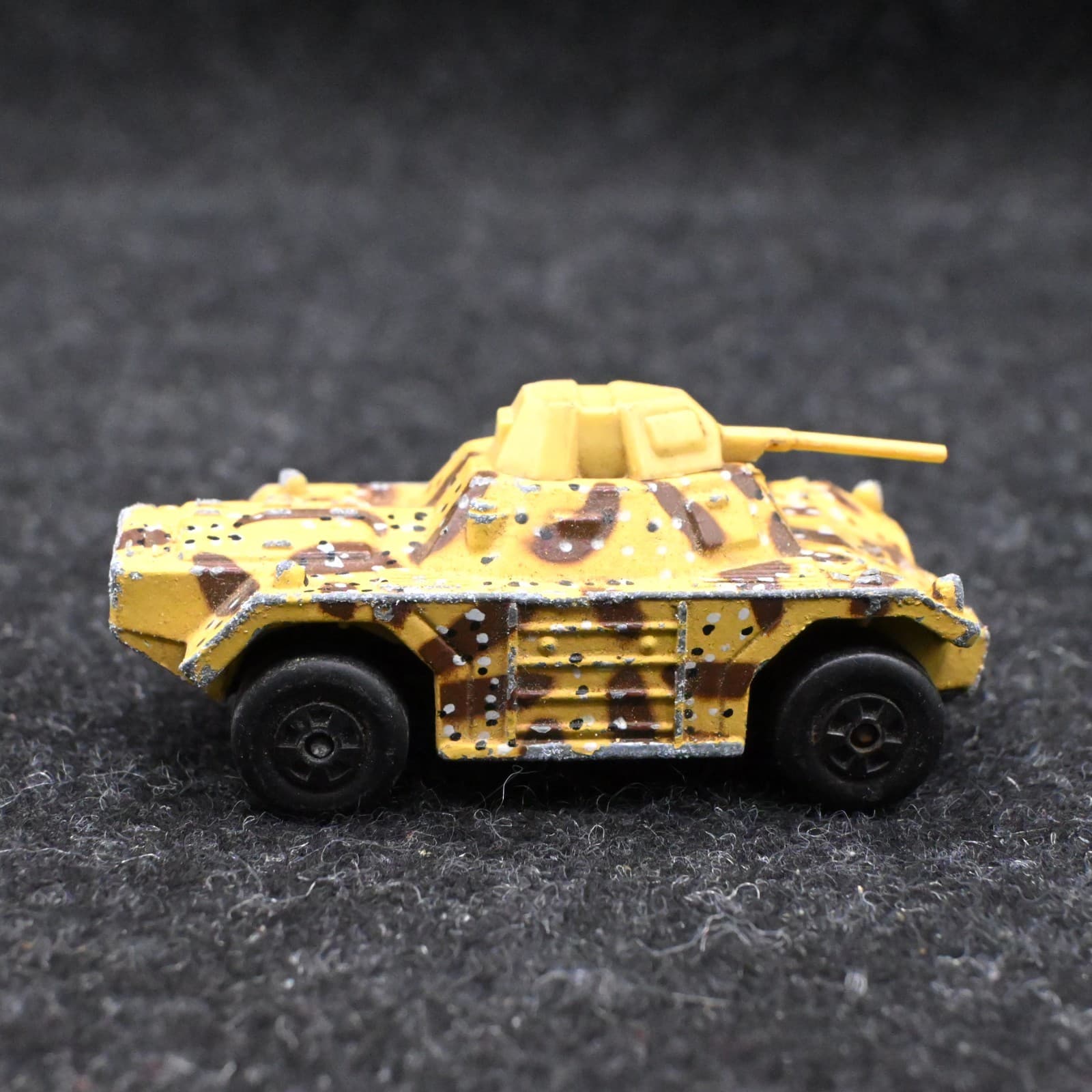 Vintage 1993 Matchbox MB 70 Military Tank Tan Die-Cast 1:65 Scale - Thumbnail 3