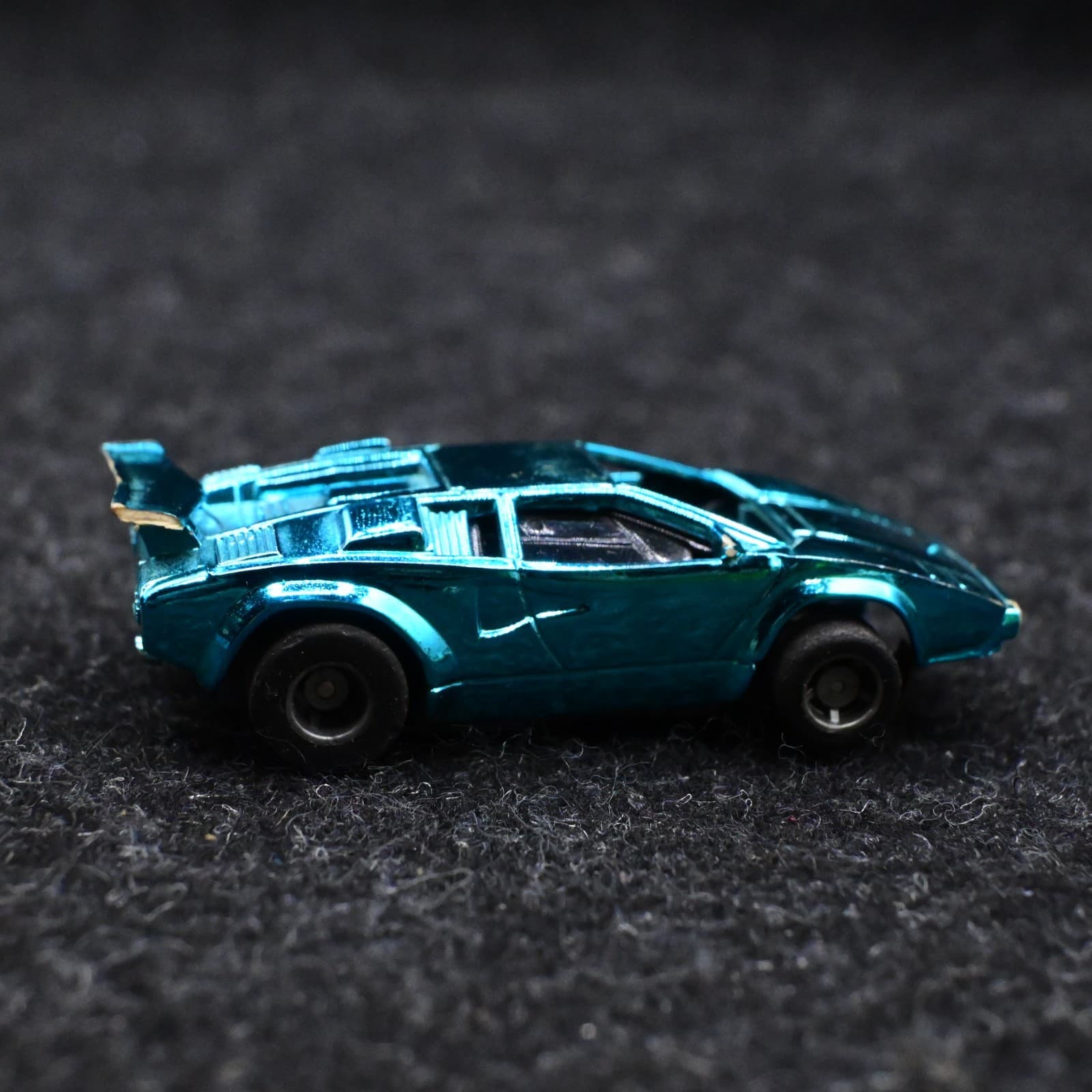TYCO Cliff Hangers HO Scale Slot Car 6239 LAMBORGHINI COUNTACH Blue/Green Chrome - Thumbnail 5