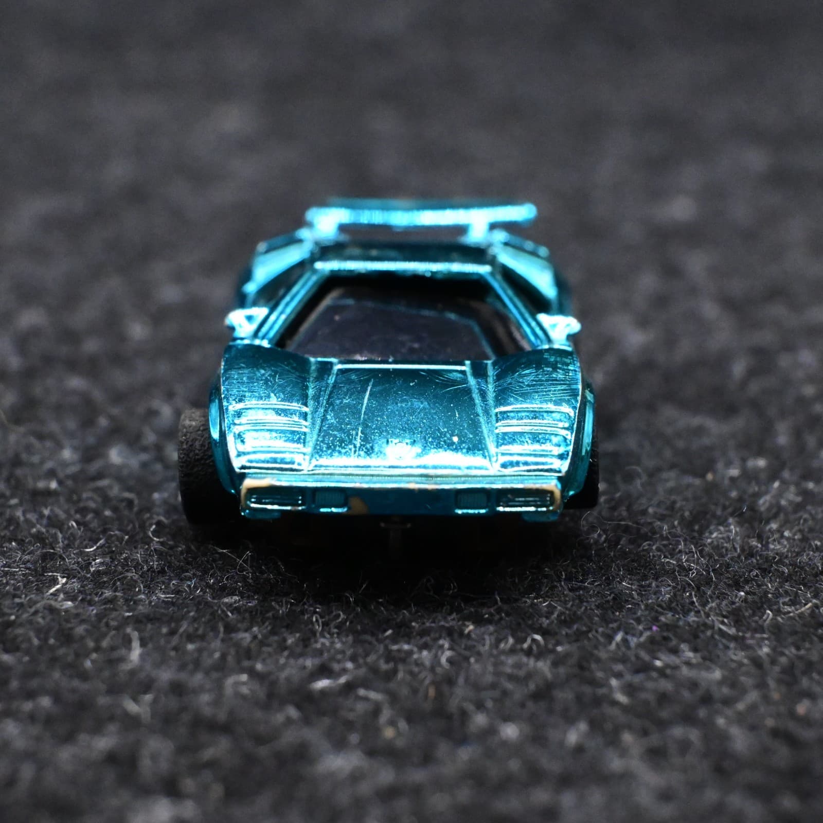 TYCO Cliff Hangers HO Scale Slot Car 6239 LAMBORGHINI COUNTACH Blue/Green Chrome - Thumbnail 3