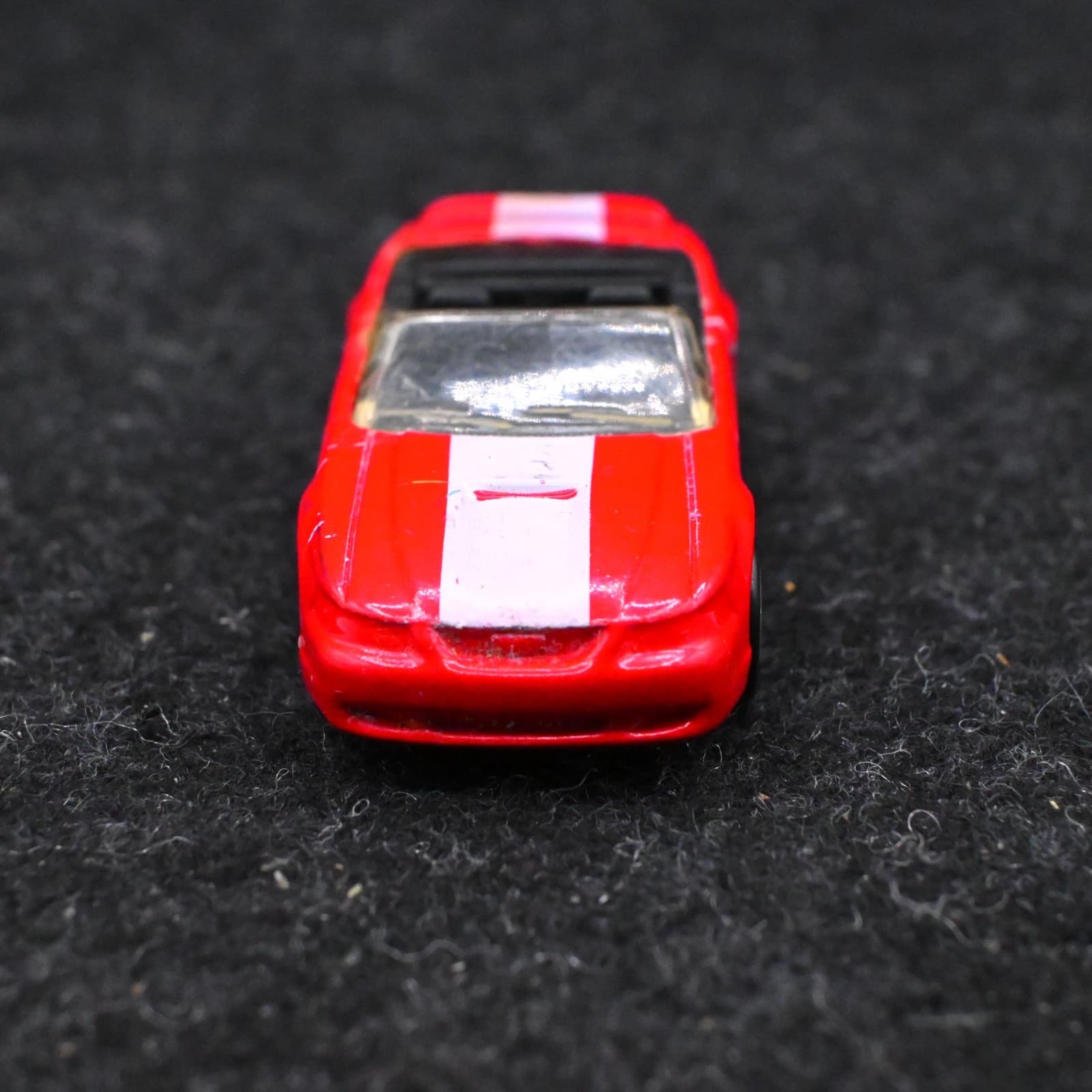MATCHBOX VINTAGE '99 RED/WHITE FORD MUSTANG CONVERTIBLE - Thumbnail 2