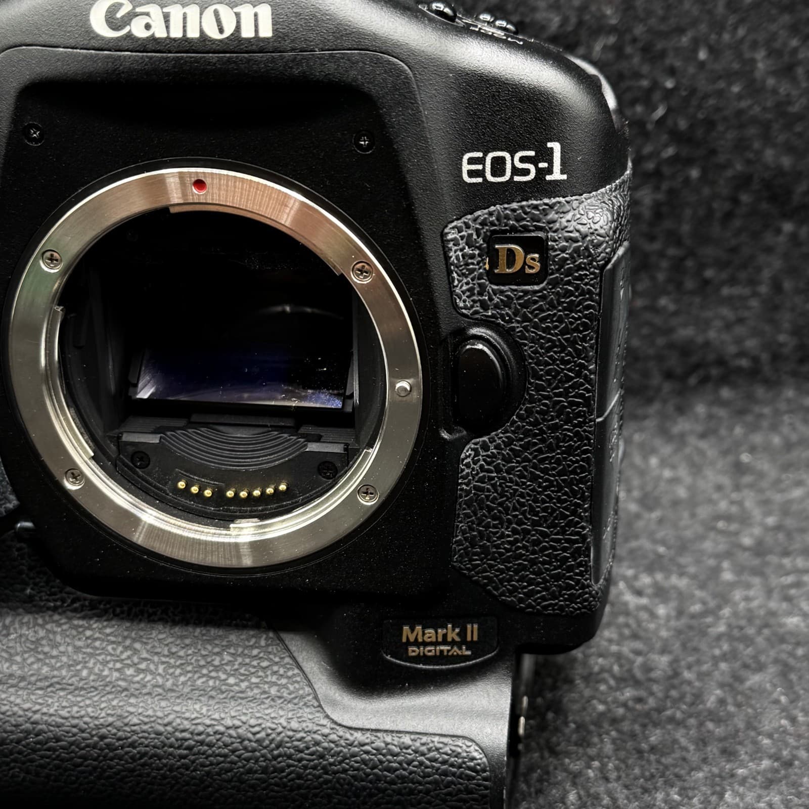 (FOR PARTS/REPAIR) Canon EOS 1D Mark ll Digital SLR Camera Body - Thumbnail 2