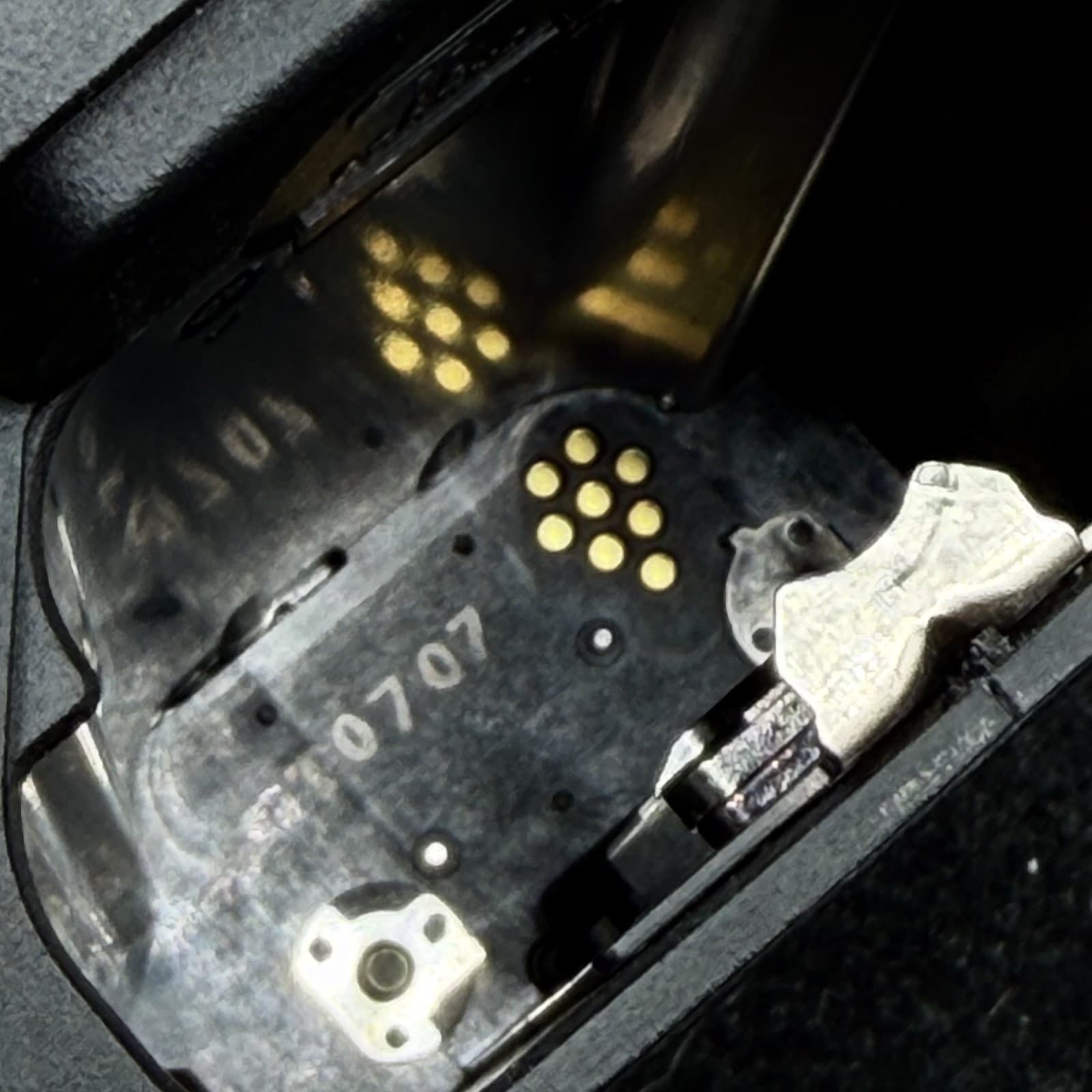 (FOR PARTS/REPAIR) Canon EOS 1D Mark ll Digital SLR Camera Body - Thumbnail 3
