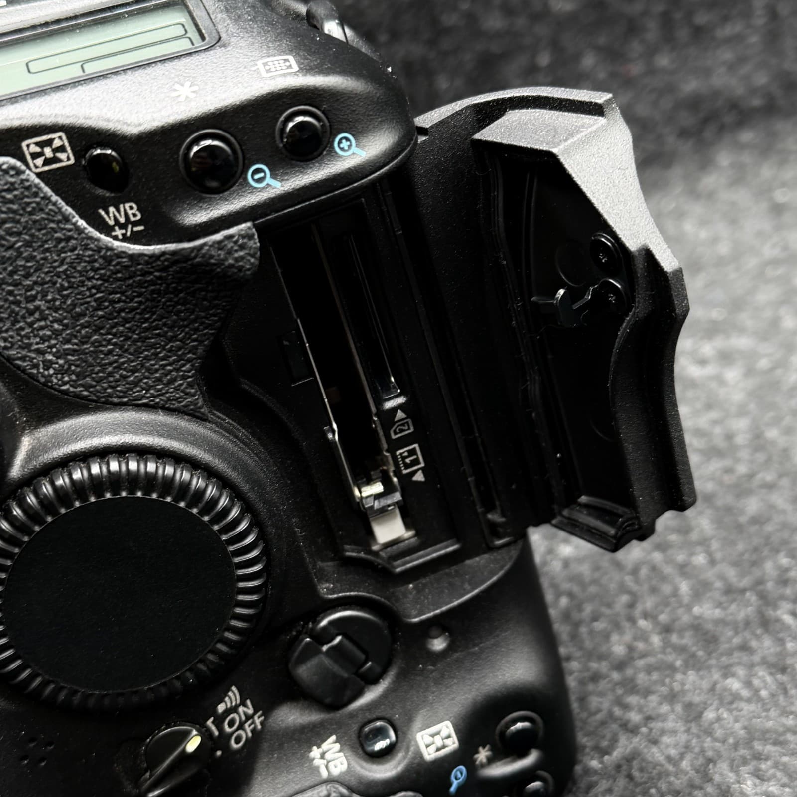 (FOR PARTS/REPAIR) Canon EOS 1D Mark ll Digital SLR Camera Body - Thumbnail 10