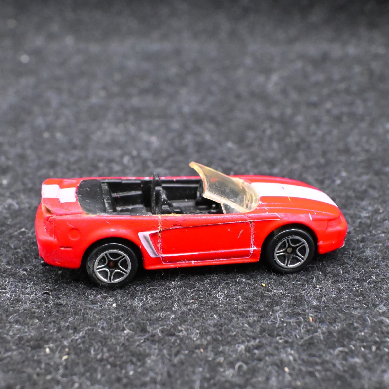 MATCHBOX VINTAGE '99 RED/WHITE FORD MUSTANG CONVERTIBLE - Thumbnail 5