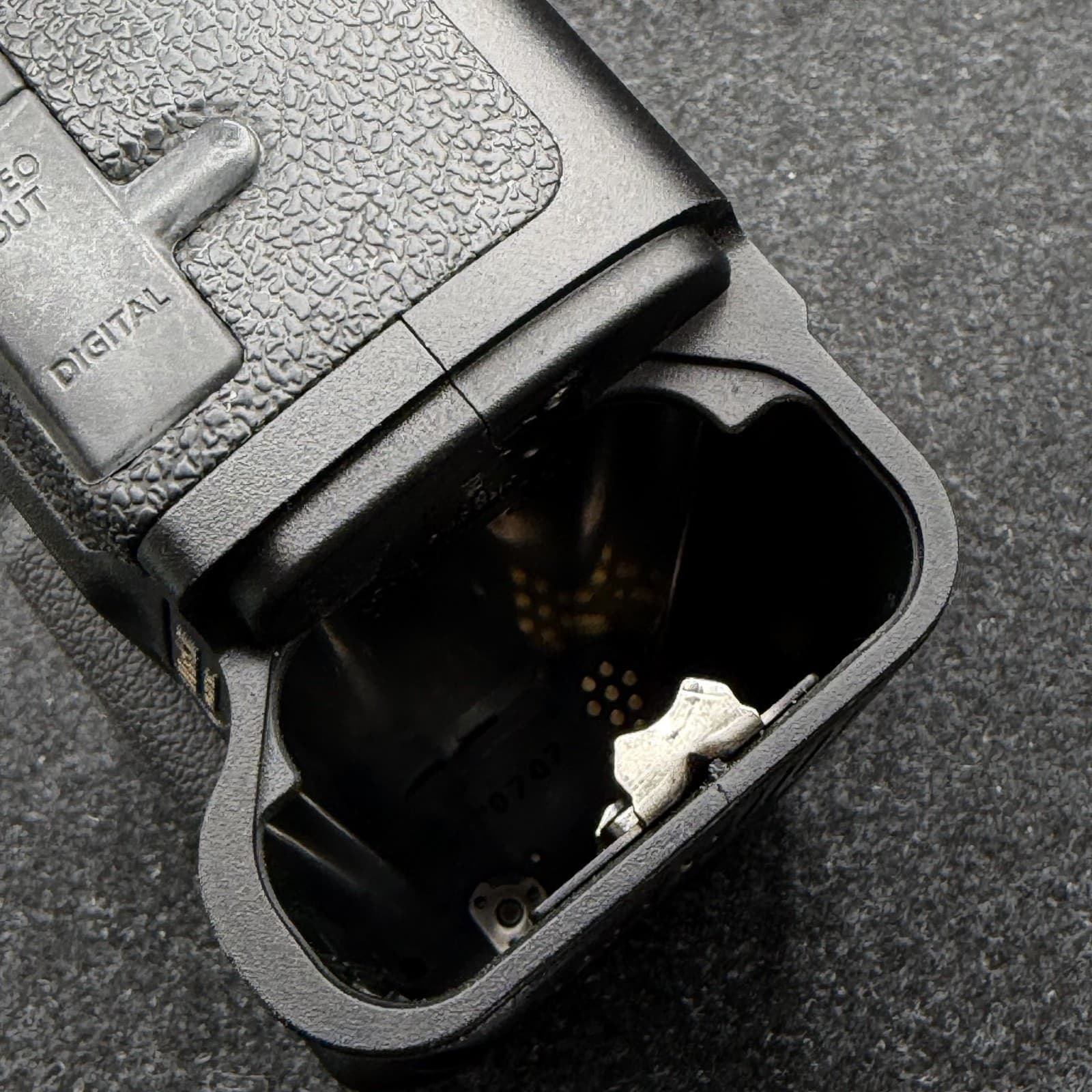 (FOR PARTS/REPAIR) Canon EOS 1D Mark ll Digital SLR Camera Body - Thumbnail 7
