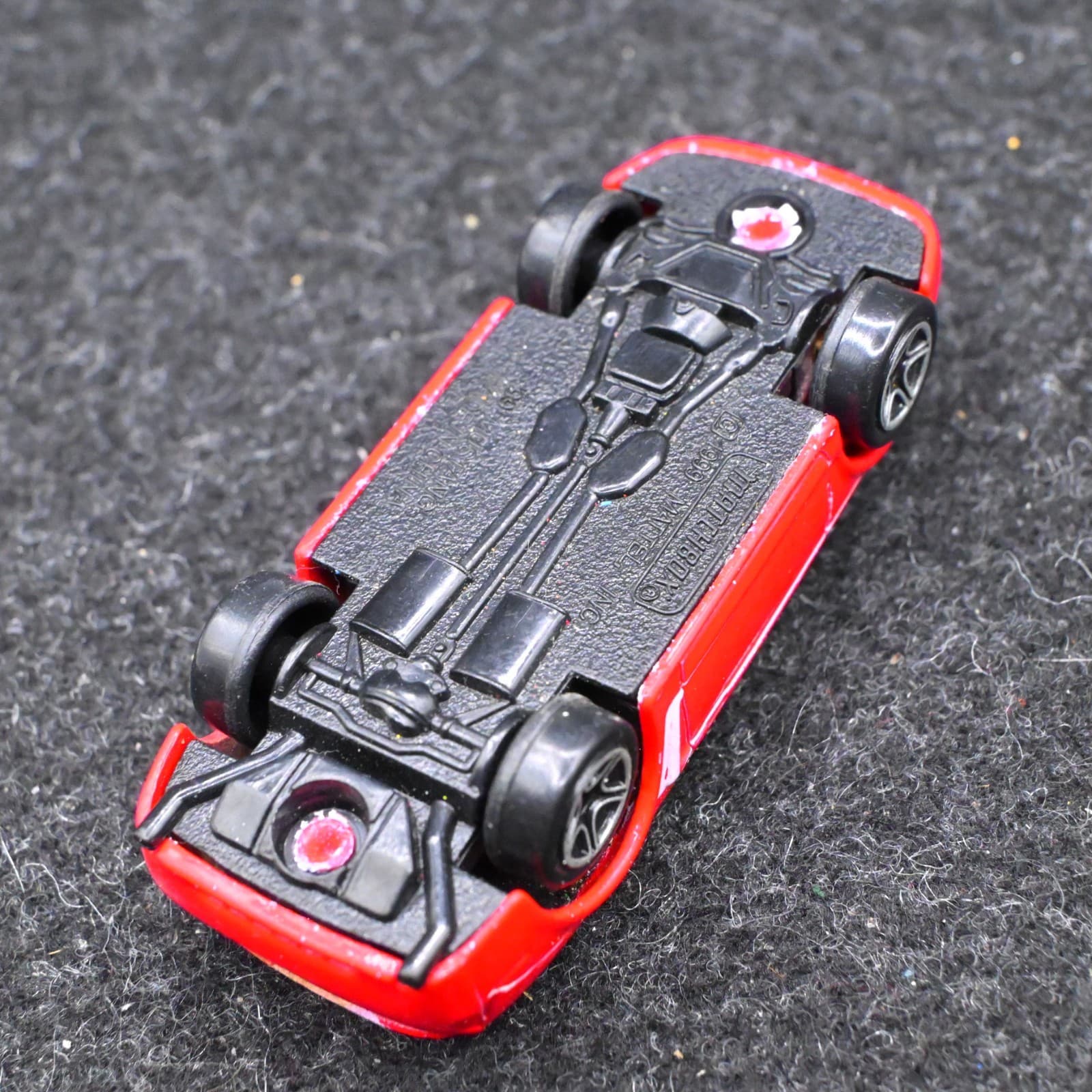 MATCHBOX VINTAGE '99 RED/WHITE FORD MUSTANG CONVERTIBLE - Thumbnail 8