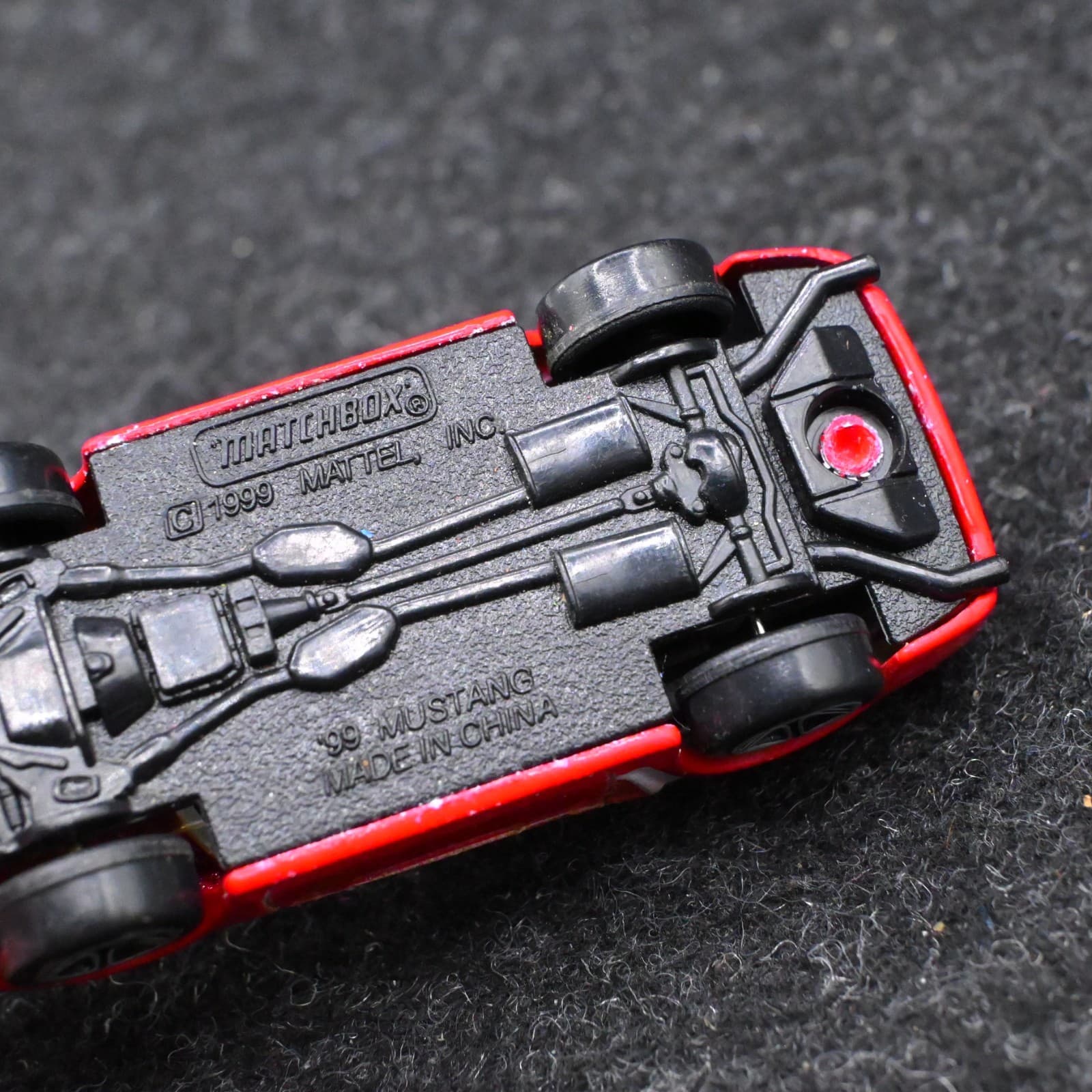 MATCHBOX VINTAGE '99 RED/WHITE FORD MUSTANG CONVERTIBLE - Thumbnail 9