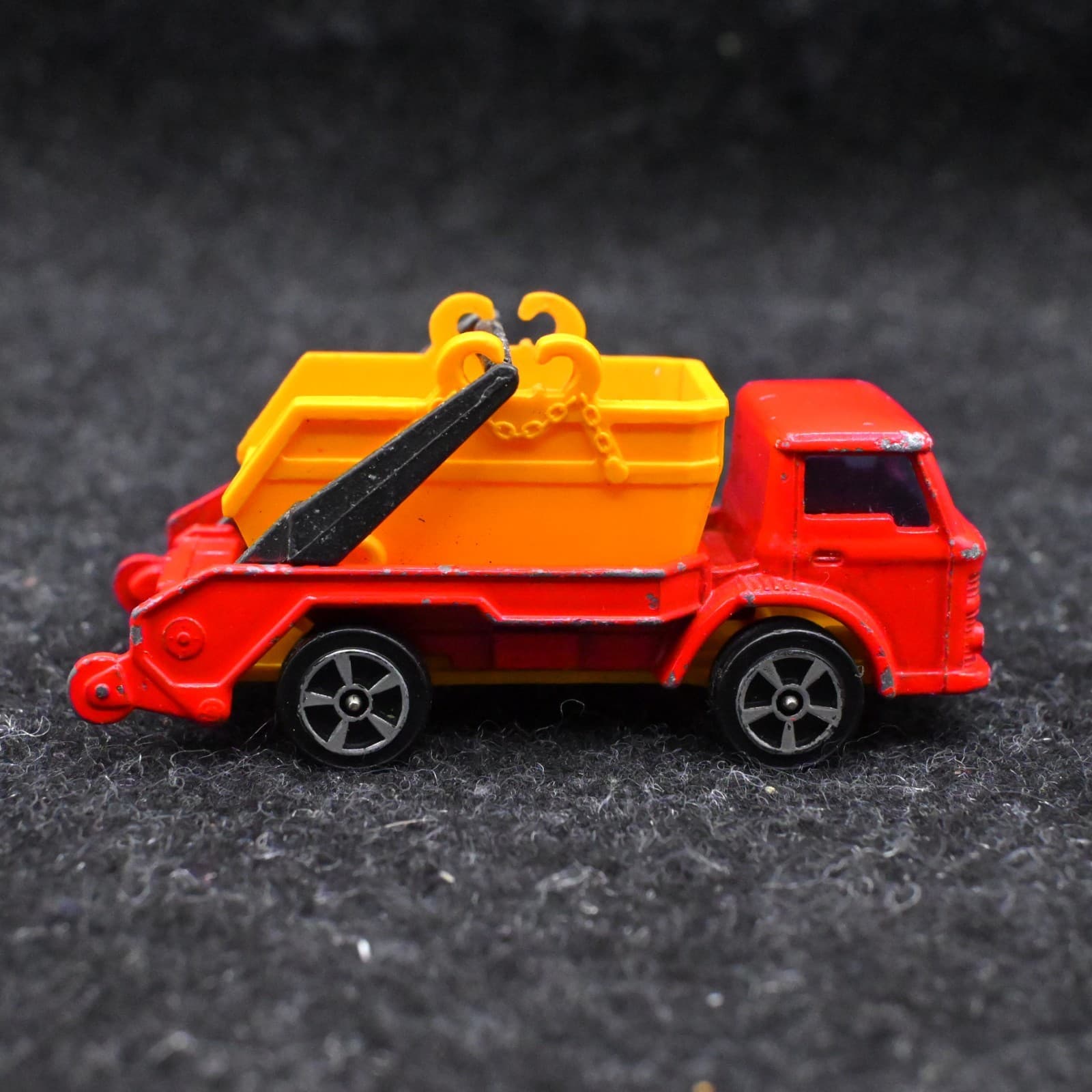 VTG Corgi Juniors Whizzwheels Ford D 1000 Skip Truck - red & yellow - England