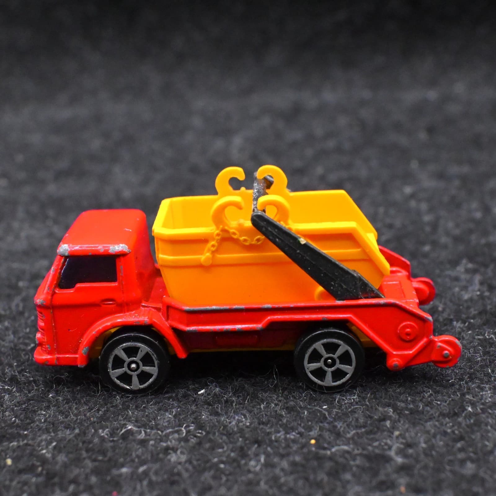 VTG Corgi Juniors Whizzwheels Ford D 1000 Skip Truck - red & yellow - England - Thumbnail 3