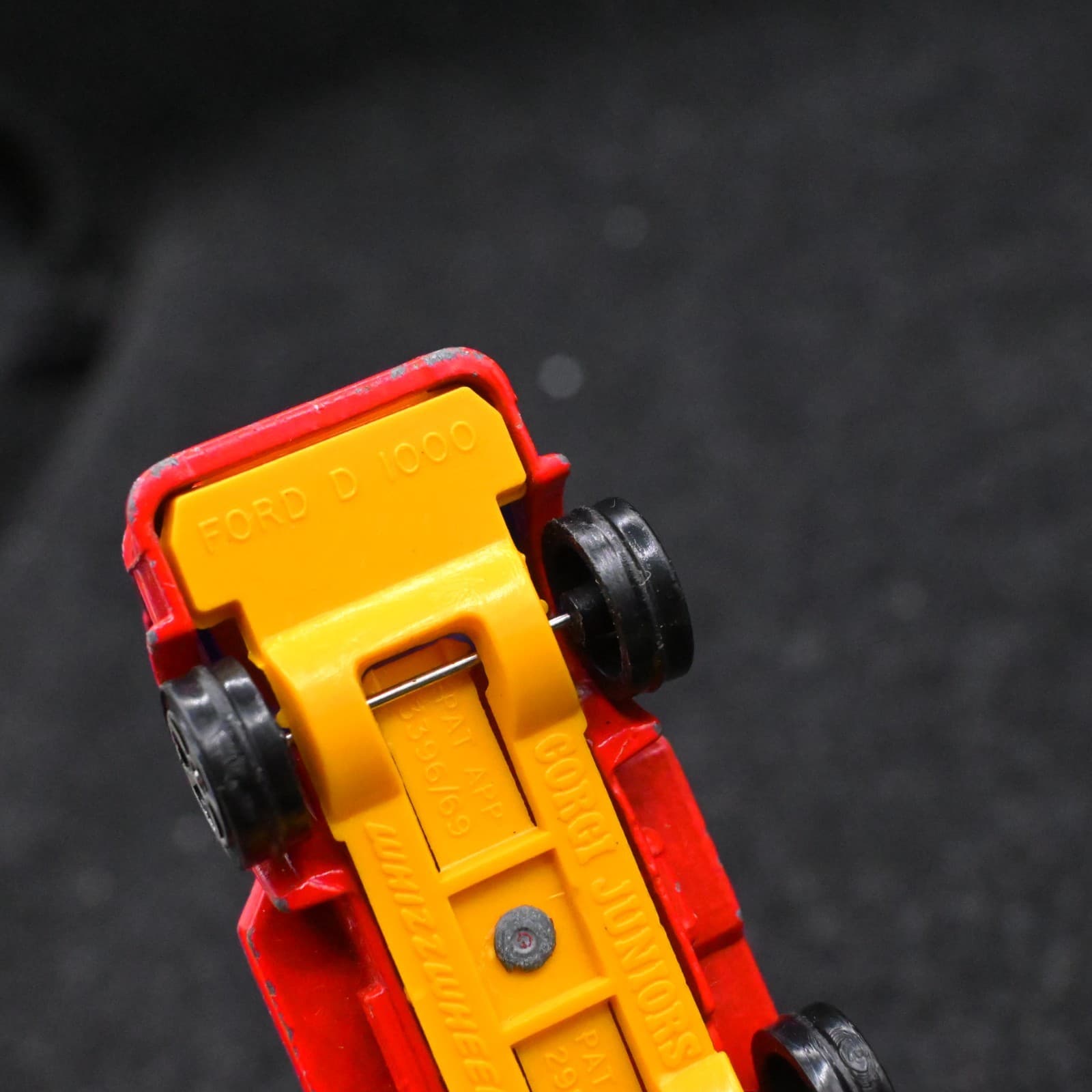 VTG Corgi Juniors Whizzwheels Ford D 1000 Skip Truck - red & yellow - England - Thumbnail 9